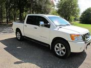 Nissan Titan V-8 2010 Nissan Titan LE